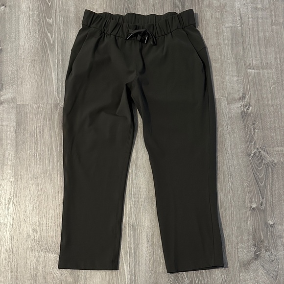 lululemon athletica Pants - Lululemon Sz 6 On The Fly Crop Casual Crop Dark‎ Olive Drawstring Women’s Pants